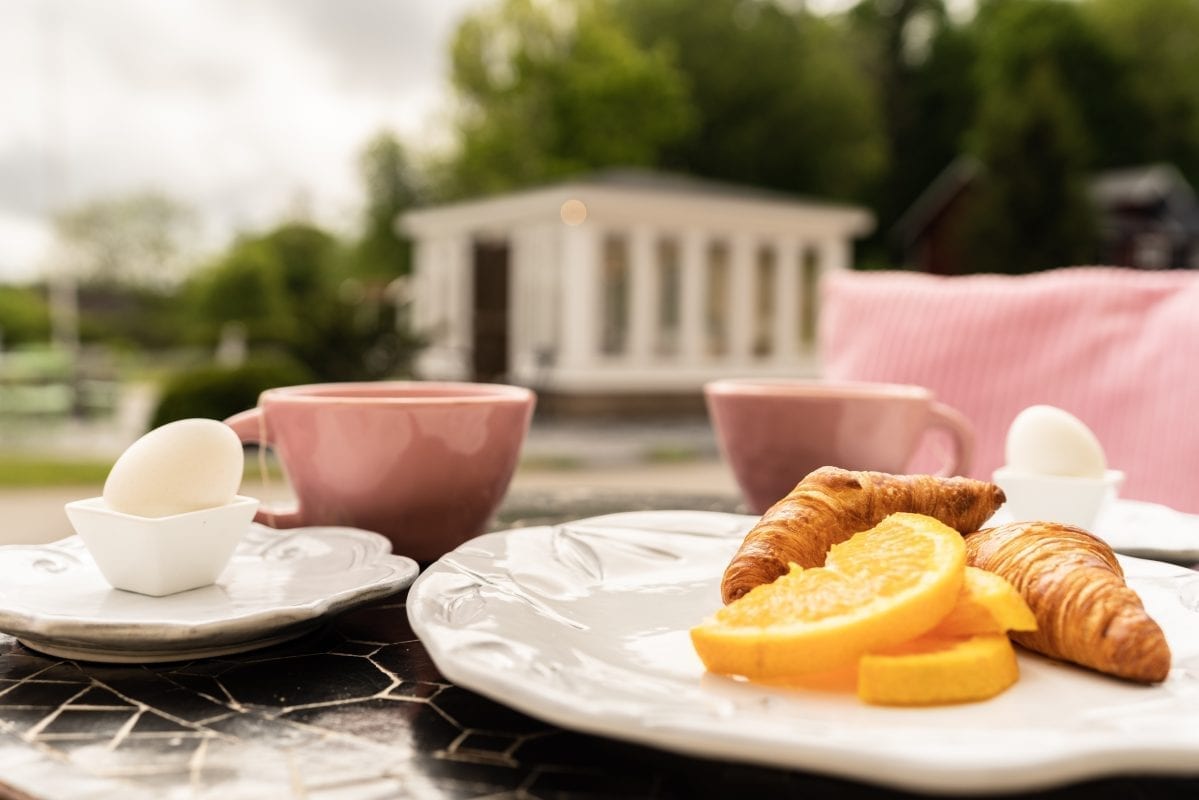 En frukost uppdukad utomhus på sommaren